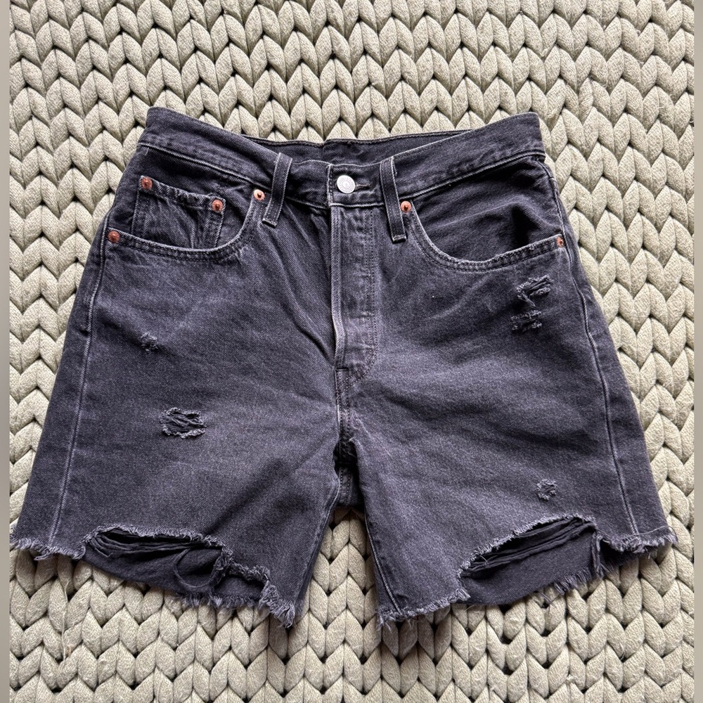 LEVI’S DENIM SHORTS
